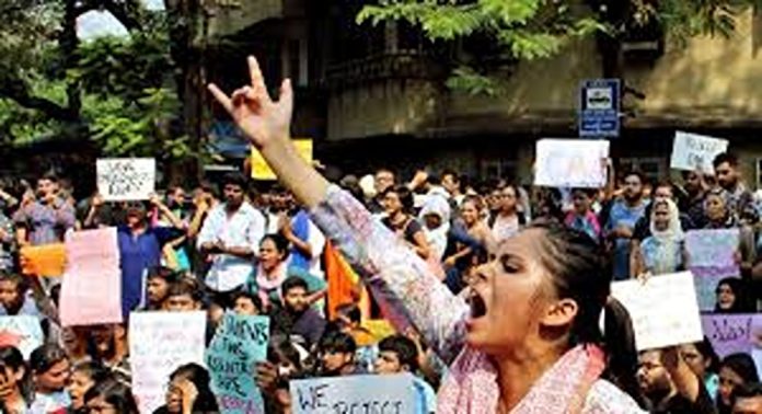 മുംബൈയിൽ പിഎച്ച്ഡി ഗവേഷണ വിദ്യാർത്ഥിയെ സസ്പെൻഡ് ചെയ്ത നടപടിയിൽ പ്രതിഷേധം ശക്തം മുംബൈയിൽ പിഎച്ച്ഡി ഗവേഷണ വിദ്യാർത്ഥിയെ സസ്പെൻഡ് ചെയ്ത നടപടിയിൽ പ്രതിഷേധം ശക്തം