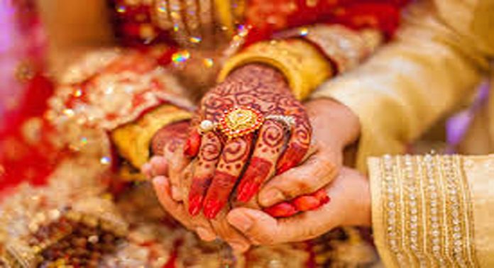 വിവാഹം കഴിക്കാനെത്തിയ ദലിത് ദമ്പതികൾക്ക് പ്രവേശനം നിഷേധിച്ചു ; പൂജാരിക്കെതിരെ കേസ് വിവാഹം കഴിക്കാനെത്തിയ ദലിത് ദമ്പതികൾക്ക് പ്രവേശനം നിഷേധിച്ചു ; പൂജാരിക്കെതിരെ കേസ്
