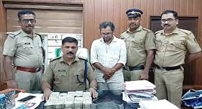 മലപ്പുറത്ത് 24 ലക്ഷം രൂപയുടെ കുഴൽപ്പണം പിടികൂടി മലപ്പുറത്ത് 24 ലക്ഷം രൂപയുടെ കുഴൽപ്പണം പിടികൂടി