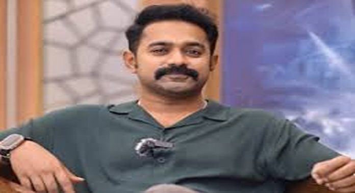 നേരിട്ട് പറയാൻ ധെെര്യമില്ലാത്തവർ ഒളിച്ചിരുന്നു കല്ലെറിയുന്നു ; പ്രതികരിച്ച് നടൻ ആസിഫ് അലി നേരിട്ട് പറയാൻ ധെെര്യമില്ലാത്തവർ ഒളിച്ചിരുന്നു കല്ലെറിയുന്നു ; പ്രതികരിച്ച് നടൻ ആസിഫ് അലി