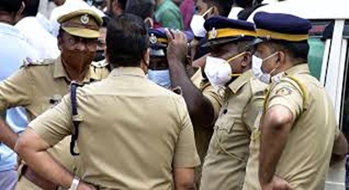 കോഴിക്കോട് കാറിൽ നിന്നും നാൽപ്പത് ലക്ഷം രൂപ കവർന്നെന്ന പരാതി വ്യാജം കോഴിക്കോട് കാറിൽ നിന്നും നാൽപ്പത് ലക്ഷം രൂപ കവർന്നെന്ന പരാതി വ്യാജം