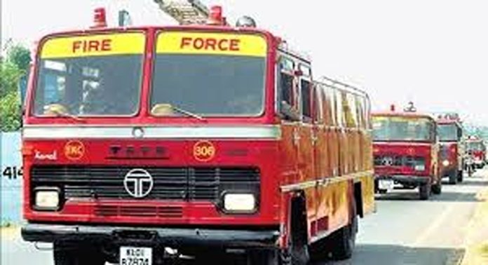 ശുചിമുറിയിലെ ക്ലോസറ്റില് കാല് കുടുങ്ങിയ പ്ലസ് വണ് വിദ്യാര്ത്ഥിനിയെ അഗ്നിരക്ഷാസേന രക്ഷപെടുത്തി ശുചിമുറിയിലെ ക്ലോസറ്റില് കാല് കുടുങ്ങിയ പ്ലസ് വണ് വിദ്യാര്ത്ഥിനിയെ അഗ്നിരക്ഷാസേന രക്ഷപെടുത്തി
