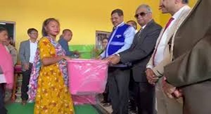 മണിപ്പൂരിലെ ദുരിതാശ്വാസ ക്യാംപുകളിലെത്തി സന്ദര്ശനം നടത്തി സുപ്രീം കോടതി ജഡ്ജിമാര് മണിപ്പൂരിലെ ദുരിതാശ്വാസ ക്യാംപുകളിലെത്തി സന്ദര്ശനം നടത്തി സുപ്രീം കോടതി ജഡ്ജിമാര്