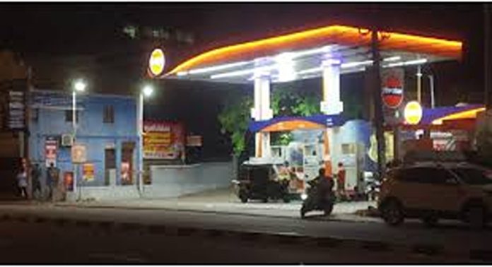 തിരുവനന്തപുരത്ത് സ്പ്ലൈകോയുടെ പെട്രോൾ പമ്പിൽ വനിതാ ജീവനക്കാരുടെ പ്രതിഷേധം തിരുവനന്തപുരത്ത് സ്പ്ലൈകോയുടെ പെട്രോൾ പമ്പിൽ വനിതാ ജീവനക്കാരുടെ പ്രതിഷേധം