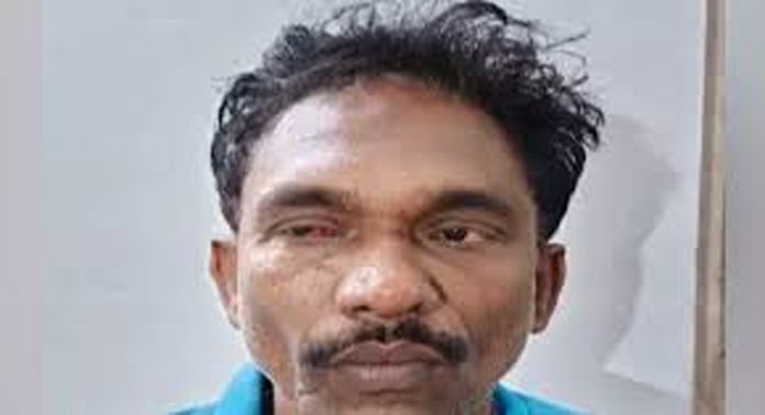 കണ്ണൂർ പുല്ലൂപ്പിയിൽ ലഹരി വിൽപ്പനക്കാരനെ വീട് വളഞ്ഞ് പിടികൂടി കണ്ണൂർ പുല്ലൂപ്പിയിൽ ലഹരി വിൽപ്പനക്കാരനെ വീട് വളഞ്ഞ് പിടികൂടി
