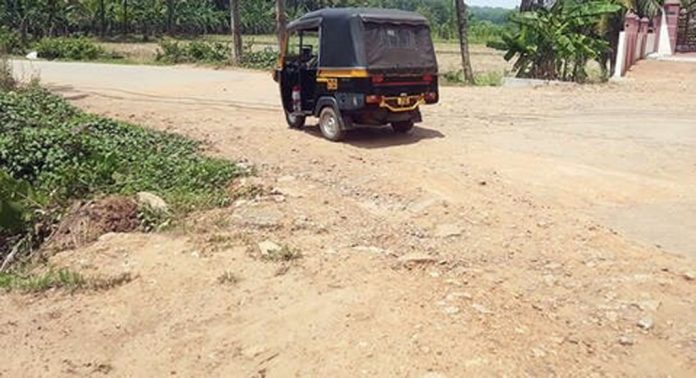 ഏനാത്ത്- പത്തനാപുരം റോഡുപണി പൂർത്തിയാക്കാതെ നിർത്തിയിട്ട് മാസങ്ങള് ; വലഞ്ഞ് യാത്രക്കാര് ഏനാത്ത്- പത്തനാപുരം റോഡുപണി പൂർത്തിയാക്കാതെ നിർത്തിയിട്ട് മാസങ്ങള് ; വലഞ്ഞ് യാത്രക്കാര്