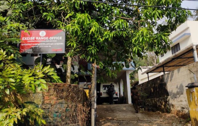 വാഹനമില്ലാതെ വലഞ്ഞ് അഞ്ചൽ എക്സൈസ് ഓഫീസിലെ ഉദ്യോഗസ്ഥര് വാഹനമില്ലാതെ വലഞ്ഞ് അഞ്ചൽ എക്സൈസ് ഓഫീസിലെ ഉദ്യോഗസ്ഥര്