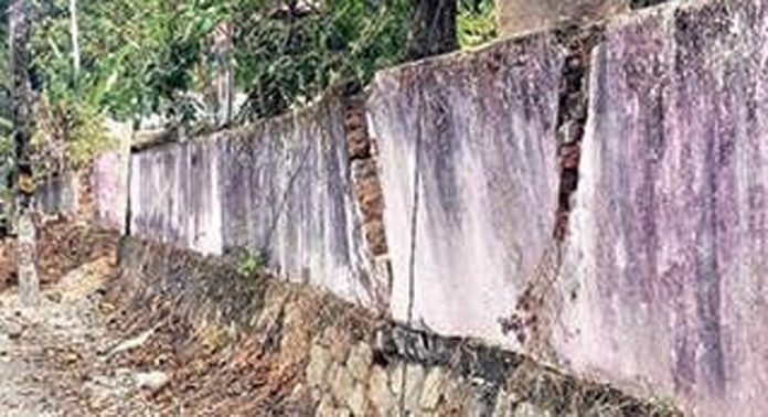 അപകടഭീഷണി ഉയര്ത്തി ഏഴംകുളം ഗവ. എൽ.പി സ്കൂള് മതില് ; പുതുക്കിപ്പണിയാൻ നടപടിയില്ല അപകടഭീഷണി ഉയര്ത്തി ഏഴംകുളം ഗവ. എൽ.പി സ്കൂള് മതില് ; പുതുക്കിപ്പണിയാൻ നടപടിയില്ല