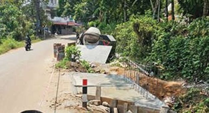 ഏഴംകുളം-ഏനാത്ത് മിനി ഹൈവേയിലെ പാലത്തിന്റെ വശം തകർന്നത് ശരിയാക്കി ഏഴംകുളം-ഏനാത്ത് മിനി ഹൈവേയിലെ പാലത്തിന്റെ വശം തകർന്നത് ശരിയാക്കി