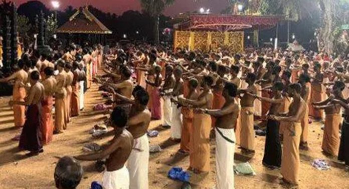 ഏഴംകുളം ദേവീക്ഷേത്രത്തിൽ വഴിപാട് തൂക്കത്തിന്റെ ഭാഗമായുള്ള തൂക്കപ്പയറ്റ് പുരോഗമിക്കുന്നു ഏഴംകുളം ദേവീക്ഷേത്രത്തിൽ വഴിപാട് തൂക്കത്തിന്റെ ഭാഗമായുള്ള തൂക്കപ്പയറ്റ് പുരോഗമിക്കുന്നു