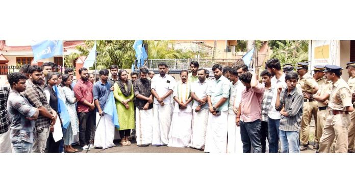 കെഎസ്യു ജില്ലാ കമ്മിറ്റി എക്സൈസ് ഓഫീസിലേക്ക് നടത്തിയ മാർച്ചിൽ സംഘർഷം കെഎസ്യു ജില്ലാ കമ്മിറ്റി എക്സൈസ് ഓഫീസിലേക്ക് നടത്തിയ മാർച്ചിൽ സംഘർഷം