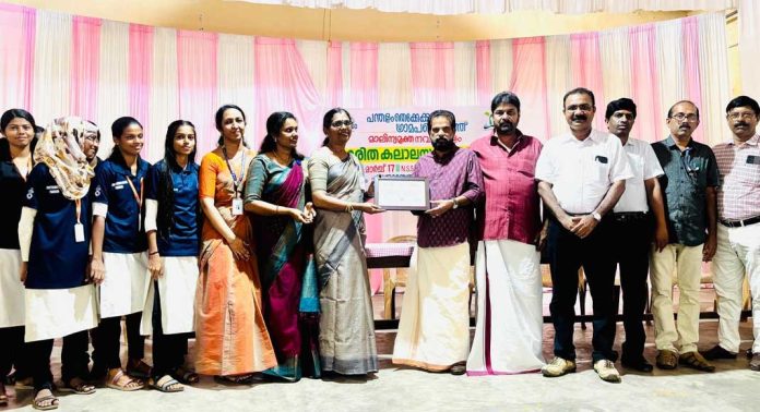 പന്തളം എന്എസ്എസ് പോളിടെക്നികിനെ ഹരിത കലാലയം ആയി പന്തളം തെക്കേക്കര ഗ്രാമപഞ്ചായത്ത് പ്രസിഡന്റ് എസ് രാജേന്ദ്രപ്രസാദ് പ്രഖ്യാപിച്ചു പന്തളം എന്എസ്എസ് പോളിടെക്നികിനെ ഹരിത കലാലയം ആയി പന്തളം തെക്കേക്കര ഗ്രാമപഞ്ചായത്ത് പ്രസിഡന്റ് എസ് രാജേന്ദ്രപ്രസാദ് പ്രഖ്യാപിച്ചു