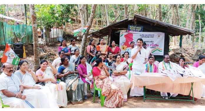 പത്തനംതിട്ട ജില്ലാ മഹിളാ കോൺഗ്രസിന്റെ നേതൃത്വത്തിൽ പ്രമാടം കൈതക്കര പട്ടിക വർഗ്ഗകോളനിയിൽ മുതിർന്ന വനിതകളെയും ഊരു മൂപ്പത്തിയെയും ആദരിച്ചു പത്തനംതിട്ട ജില്ലാ മഹിളാ കോൺഗ്രസിന്റെ നേതൃത്വത്തിൽ പ്രമാടം കൈതക്കര പട്ടിക വർഗ്ഗകോളനിയിൽ മുതിർന്ന വനിതകളെയും ഊരു മൂപ്പത്തിയെയും ആദരിച്ചു