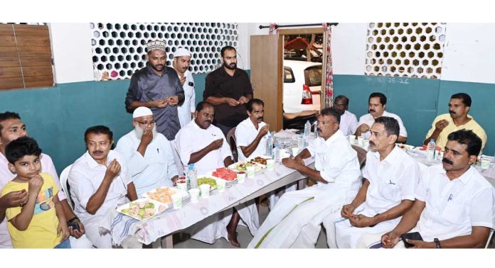നോമ്പുതുറയിൽ പങ്കാളികളായി ജില്ലാ കോൺഗ്രസ് നേതാക്കൾ നോമ്പുതുറയിൽ പങ്കാളികളായി ജില്ലാ കോൺഗ്രസ് നേതാക്കൾ