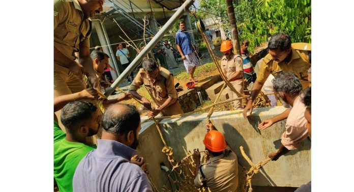 ബോധരഹിതനായി കിണറ്റിൽ കുടുങ്ങിയ തൊഴിലാളിയെ സാഹസികമായി പുറത്തെത്തിച്ചു ബോധരഹിതനായി കിണറ്റിൽ കുടുങ്ങിയ തൊഴിലാളിയെ സാഹസികമായി പുറത്തെത്തിച്ചു