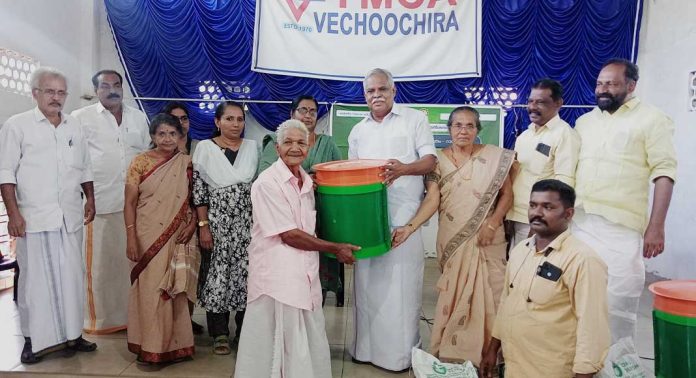 വെച്ചൂച്ചിറ ഗ്രാമപഞ്ചായത്തിൽ ജി ബിന് വിതരണം ചെയ്തു വെച്ചൂച്ചിറ ഗ്രാമപഞ്ചായത്തിൽ ജി ബിന് വിതരണം ചെയ്തു