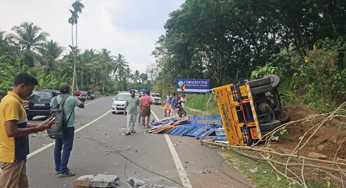 റാന്നിയിൽ വീട് നിര്മ്മാണ സാധനങ്ങളുമായി വന്ന മിനി ലോറി താഴ്ചയിലേക്ക് മറിഞ്ഞ് അപകടം റാന്നിയിൽ വീട് നിര്മ്മാണ സാധനങ്ങളുമായി വന്ന മിനി ലോറി താഴ്ചയിലേക്ക് മറിഞ്ഞ് അപകടം