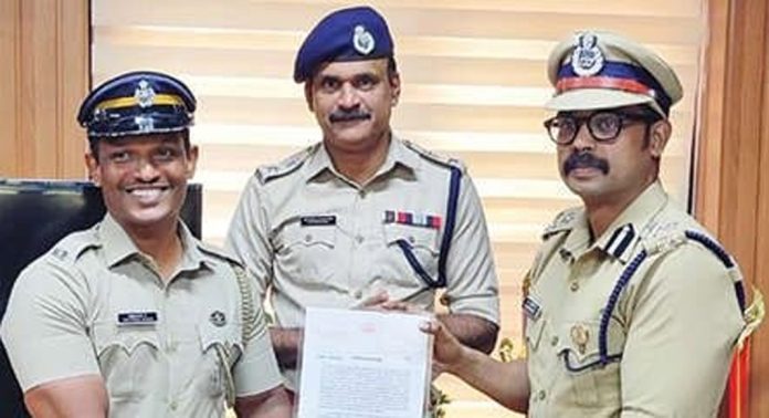സിവിൽ പോലീസ് ഓഫീസർ എ. നിഷാദിനെ അഭിനന്ദിച്ചു സിവിൽ പോലീസ് ഓഫീസർ എ. നിഷാദിനെ അഭിനന്ദിച്ചു