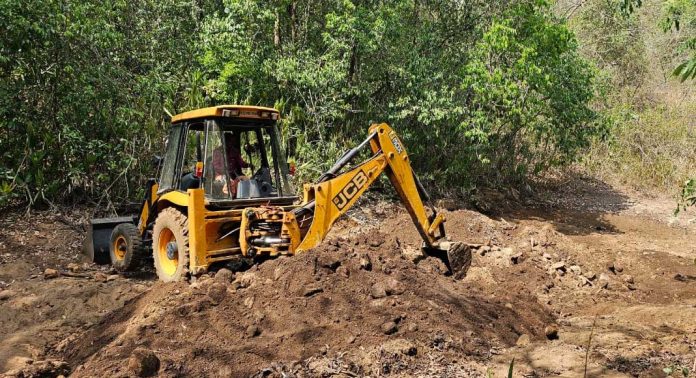 വന്യമൃഗങ്ങൾക്ക് കാടിനുള്ളിൽ ദാഹജലം ; ചെക്ക്ഡാമിൽ അടിഞ്ഞ് കിടന്നിരുന്ന മണ്ണും ചെളിയും മാലിന്യങ്ങളും നീക്കം ചെയ്ത് വനം വകുപ്പ് വന്യമൃഗങ്ങൾക്ക് കാടിനുള്ളിൽ ദാഹജലം ; ചെക്ക്ഡാമിൽ അടിഞ്ഞ് കിടന്നിരുന്ന മണ്ണും ചെളിയും മാലിന്യങ്ങളും നീക്കം ചെയ്ത് വനം വകുപ്പ്