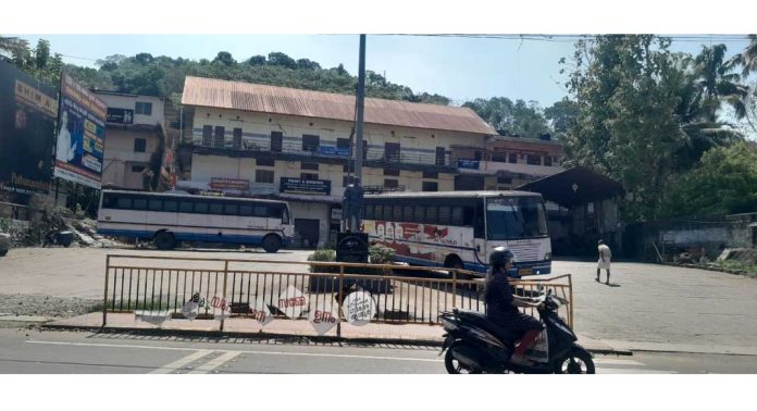 കോന്നി കെ എസ് ആർ റ്റി സി ഓപറേറ്റിങ് സ്റ്റേഷനിൽ മാർഗ തടസം സൃഷ്ടിച്ച് ബസ് കോന്നി കെ എസ് ആർ റ്റി സി ഓപറേറ്റിങ് സ്റ്റേഷനിൽ മാർഗ തടസം സൃഷ്ടിച്ച് ബസ്