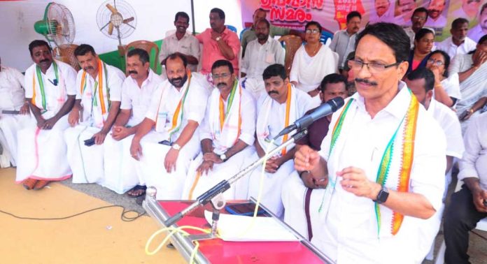സാധാരണ ജനങ്ങൾക്ക് അത്താണിയാകുന്ന സഹകരണ മേഖലയെ തകർത്തത് സിപിഎം : അഡ്വ. പഴകുളം മധു സാധാരണ ജനങ്ങൾക്ക് അത്താണിയാകുന്ന സഹകരണ മേഖലയെ തകർത്തത് സിപിഎം : അഡ്വ. പഴകുളം മധു