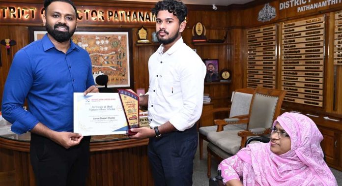 സാമൂഹികനീതി വകുപ്പിന്റെ സ്വാശ്രയ പദ്ധതി ധനസഹായ തുക വിതരണ ഉദ്ഘാടനം ജില്ലാ കളക്ടര് എസ് പ്രേംകൃഷ്ണന് നിർവഹിച്ചു സാമൂഹികനീതി വകുപ്പിന്റെ സ്വാശ്രയ പദ്ധതി ധനസഹായ തുക വിതരണ ഉദ്ഘാടനം ജില്ലാ കളക്ടര് എസ് പ്രേംകൃഷ്ണന് നിർവഹിച്ചു