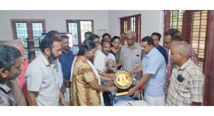 കെ എസ് നായരെ സി പി ഐ പ്രമാടം ലോക്കൽ കമ്മറ്റിയുടെ നേതൃത്വത്തിൽ ആദരിച്ചു കെ എസ് നായരെ സി പി ഐ പ്രമാടം ലോക്കൽ കമ്മറ്റിയുടെ നേതൃത്വത്തിൽ ആദരിച്ചു