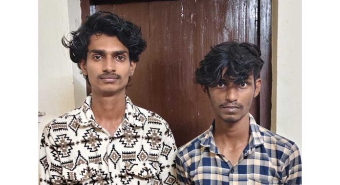 കോന്നിയിൽ കഞ്ചാവ് വാങ്ങുന്നതിന് വേണ്ടി ബൈക്കിൽ കറങ്ങി സ്ത്രീകളുടെ മാല പറിക്കുന്ന രണ്ടംഗ സംഘം പിടിയിൽ കോന്നിയിൽ കഞ്ചാവ് വാങ്ങുന്നതിന് വേണ്ടി ബൈക്കിൽ കറങ്ങി സ്ത്രീകളുടെ മാല പറിക്കുന്ന രണ്ടംഗ സംഘം പിടിയിൽ