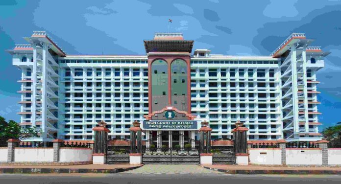 ഗാനമേളയിൽ വിപ്ലവഗാനം പാടിയതുമായി ബന്ധപ്പെട്ട ഹർജിയിൽ ഹൈകോടതി നോട്ടീസ് ഗാനമേളയിൽ വിപ്ലവഗാനം പാടിയതുമായി ബന്ധപ്പെട്ട ഹർജിയിൽ ഹൈകോടതി നോട്ടീസ്