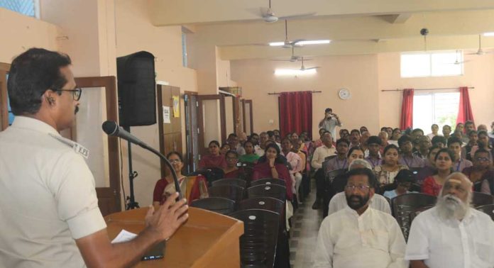 ഉതിമൂട് കോർണർ സ്റ്റോൺ ഇന്റർനാഷണൽ സ്കൂളിൽ ബോധവൽക്കരണ ക്ലാസ് നടത്തി ഉതിമൂട് കോർണർ സ്റ്റോൺ ഇന്റർനാഷണൽ സ്കൂളിൽ ബോധവൽക്കരണ ക്ലാസ് നടത്തി