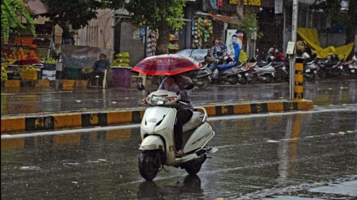 കാലാവസ്ഥ മുന്നറിയിപ്പ് ; സംസ്ഥാനത്ത് ഇന്നും ഒറ്റപ്പെട്ട ശക്തമായ മഴയ്ക്ക് സാധ്യത കാലാവസ്ഥ മുന്നറിയിപ്പ് ; സംസ്ഥാനത്ത് ഇന്നും ഒറ്റപ്പെട്ട ശക്തമായ മഴയ്ക്ക് സാധ്യത