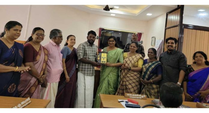ശിശുവികസന വകുപ്പിന്റെ 2023-24 ലെ മികച്ച അങ്കണവാടി വര്ക്കറായി തിരഞ്ഞെടുത്ത മറിയാമ്മ ജോര്ജിനെ പ്രമാടം ഗ്രാമ പഞ്ചായത്ത് ആദരിച്ചു ശിശുവികസന വകുപ്പിന്റെ 2023-24 ലെ മികച്ച അങ്കണവാടി വര്ക്കറായി തിരഞ്ഞെടുത്ത മറിയാമ്മ ജോര്ജിനെ പ്രമാടം ഗ്രാമ പഞ്ചായത്ത് ആദരിച്ചു