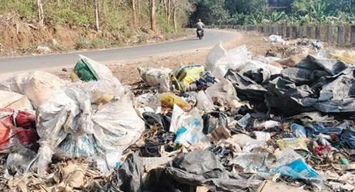കലഞ്ഞൂർ-പാടം റോഡില് കുന്നു കൂടി മാലിന്യം ; നടപടിയെടുക്കാതെ അധികൃതര് കലഞ്ഞൂർ-പാടം റോഡില് കുന്നു കൂടി മാലിന്യം ; നടപടിയെടുക്കാതെ അധികൃതര്