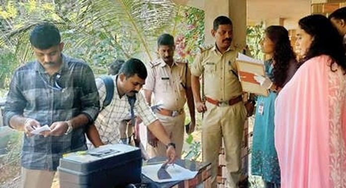 കലഞ്ഞൂര് ഇരട്ടക്കൊലപാതക കേസിലെ പ്രതി ബൈജുവിനെ കൊലപാതകം നടത്തിയ വീട്ടിൽ എത്തിച്ച് തെളിവെടുപ്പ് നടത്തി കലഞ്ഞൂര് ഇരട്ടക്കൊലപാതക കേസിലെ പ്രതി ബൈജുവിനെ കൊലപാതകം നടത്തിയ വീട്ടിൽ എത്തിച്ച് തെളിവെടുപ്പ് നടത്തി