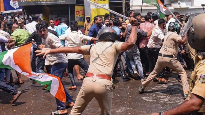 യൂത്ത് കോൺഗ്രസ് നേതാവിന് കാഴ്ചവൈകല്യം ; പോലീസ് ഉദ്യോഗസ്ഥനെതിരേ നടപടിയെടുക്കാൻ ഉത്തരവ് യൂത്ത് കോൺഗ്രസ് നേതാവിന് കാഴ്ചവൈകല്യം ; പോലീസ് ഉദ്യോഗസ്ഥനെതിരേ നടപടിയെടുക്കാൻ ഉത്തരവ്