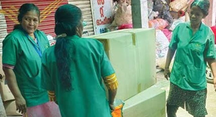 ആറന്മുളയില് സ്വകാര്യവ്യക്തിയുടെ ഗോഡൗണിൽ നിന്നും ആയിരത്തോളം കിലോ നിരോധിത പ്ലാസ്റ്റിക് ഉത്പന്നങ്ങൾ പിടിച്ചെടുത്തു ആറന്മുളയില് സ്വകാര്യവ്യക്തിയുടെ ഗോഡൗണിൽ നിന്നും ആയിരത്തോളം കിലോ നിരോധിത പ്ലാസ്റ്റിക് ഉത്പന്നങ്ങൾ പിടിച്ചെടുത്തു