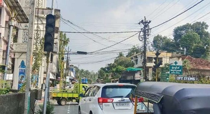 തിരുവല്ല-കുമ്പഴ സംസ്ഥാനപാതയിലെ കോഴഞ്ചേരി പഴയതെരുവ് ജംഗ്ഷനിലെ സിഗ്നൽ പ്രവർത്തനരഹിതം തിരുവല്ല-കുമ്പഴ സംസ്ഥാനപാതയിലെ കോഴഞ്ചേരി പഴയതെരുവ് ജംഗ്ഷനിലെ സിഗ്നൽ പ്രവർത്തനരഹിതം