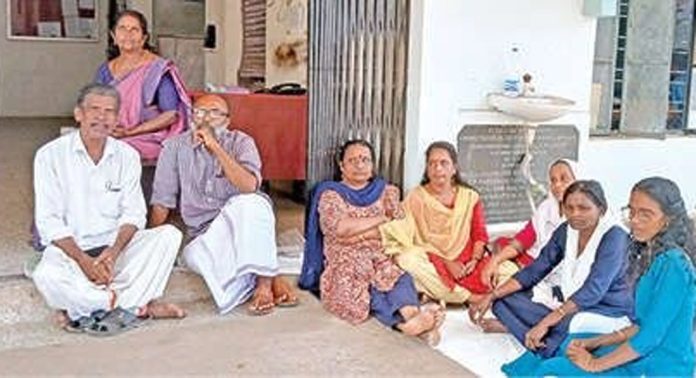 കുടിവെള്ളമില്ല ; പുന്നപ്ര പഞ്ചായത്തില് കുത്തിയിരിപ്പുസമരം നടത്തി പഞ്ചായത്തംഗങ്ങൾ കുടിവെള്ളമില്ല ; പുന്നപ്ര പഞ്ചായത്തില് കുത്തിയിരിപ്പുസമരം നടത്തി പഞ്ചായത്തംഗങ്ങൾ
