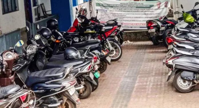 മല്ലപ്പള്ളി മിനി സിവിൽ സ്റ്റേഷന് മുമ്പില് തോന്നുംപടി പാര്ക്കിംഗ് ; വലഞ്ഞ് ജനങ്ങള് മല്ലപ്പള്ളി മിനി സിവിൽ സ്റ്റേഷന് മുമ്പില് തോന്നുംപടി പാര്ക്കിംഗ് ; വലഞ്ഞ് ജനങ്ങള്