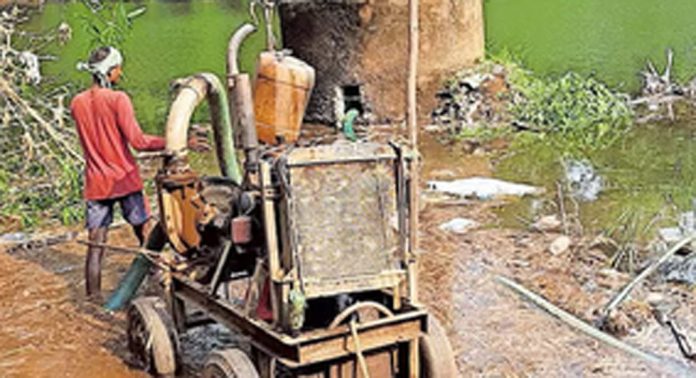 മല്ലപ്പള്ളി പഞ്ചായത്ത് പ്രദേശത്ത് ജലവിതരണം നടത്തുന്ന കിണറ്റിൽ അടിഞ്ഞുകൂടിയ ചെളി നീക്കം ചെയ്ത് തുടങ്ങി മല്ലപ്പള്ളി പഞ്ചായത്ത് പ്രദേശത്ത് ജലവിതരണം നടത്തുന്ന കിണറ്റിൽ അടിഞ്ഞുകൂടിയ ചെളി നീക്കം ചെയ്ത് തുടങ്ങി