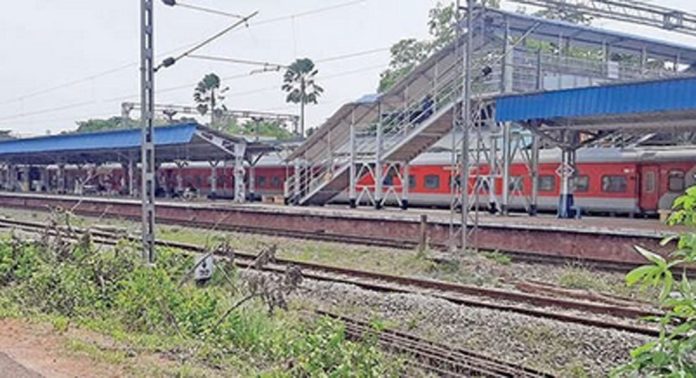 മാവേലിക്കര റെയിൽവേ സ്റ്റേഷൻ പ്ലാറ്റ് ഫോമുകളിൽ രാത്രിയാത്രക്കാർക്ക് സുരക്ഷിതത്വമില്ലെന്ന് പരാതി മാവേലിക്കര റെയിൽവേ സ്റ്റേഷൻ പ്ലാറ്റ് ഫോമുകളിൽ രാത്രിയാത്രക്കാർക്ക് സുരക്ഷിതത്വമില്ലെന്ന് പരാതി