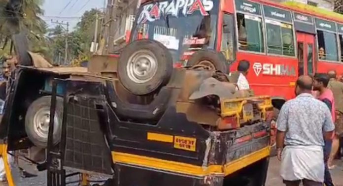 മലപ്പുറം മഞ്ചേരിയിൽ ഓട്ടോയും സ്വകാര്യ ബസും കൂട്ടിയിടിച്ച് അപകടം ; അഞ്ച് പേര്ക്ക് പരിക്ക് മലപ്പുറം മഞ്ചേരിയിൽ ഓട്ടോയും സ്വകാര്യ ബസും കൂട്ടിയിടിച്ച് അപകടം ; അഞ്ച് പേര്ക്ക് പരിക്ക്