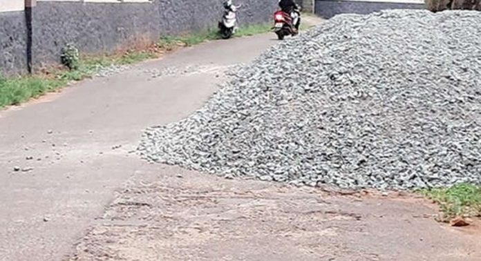 ചെറുകോൽ വള്ളപ്പുരക്കടവ്-വാഴക്കുന്നം റോഡിലെ വളവിൽ അപകടകരമായ വിധത്തിൽ മെറ്റൽ ഇറക്കി പൊതുമരാമത്തുവകുപ്പ് ചെറുകോൽ വള്ളപ്പുരക്കടവ്-വാഴക്കുന്നം റോഡിലെ വളവിൽ അപകടകരമായ വിധത്തിൽ മെറ്റൽ ഇറക്കി പൊതുമരാമത്തുവകുപ്പ്