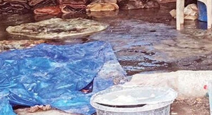 വള്ളികുന്നത്ത് അറവുമാലിന്യ സംഭരണകേന്ദ്രം പഞ്ചായത്ത് ലൈസൻസില്ലാതെ പ്രവർത്തിക്കാൻ തുടങ്ങിയിട്ട് വര്ഷങ്ങള് ; ദുരിതത്തില് ജനങ്ങള് വള്ളികുന്നത്ത് അറവുമാലിന്യ സംഭരണകേന്ദ്രം പഞ്ചായത്ത് ലൈസൻസില്ലാതെ പ്രവർത്തിക്കാൻ തുടങ്ങിയിട്ട് വര്ഷങ്ങള് ; ദുരിതത്തില് ജനങ്ങള്