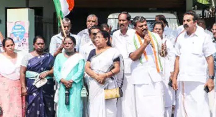 ഇടതുമുന്നണി ഭരിക്കുന്ന മല്ലപ്പുഴശ്ശേരി ഗ്രാമപഞ്ചായത്ത് കമ്മിറ്റിയുടെ തീരുമാനത്തിനെതിരെ സി.പി.എം അംഗം നല്കിയ പരാതിയില് തദ്ദേശ സ്വയംഭരണ സ്ഥാപന ഓംബുഡ്സ്മാന് നടപടി ഇടതുമുന്നണി ഭരിക്കുന്ന മല്ലപ്പുഴശ്ശേരി ഗ്രാമപഞ്ചായത്ത് കമ്മിറ്റിയുടെ തീരുമാനത്തിനെതിരെ സി.പി.എം അംഗം നല്കിയ പരാതിയില് തദ്ദേശ സ്വയംഭരണ സ്ഥാപന ഓംബുഡ്സ്മാന് നടപടി