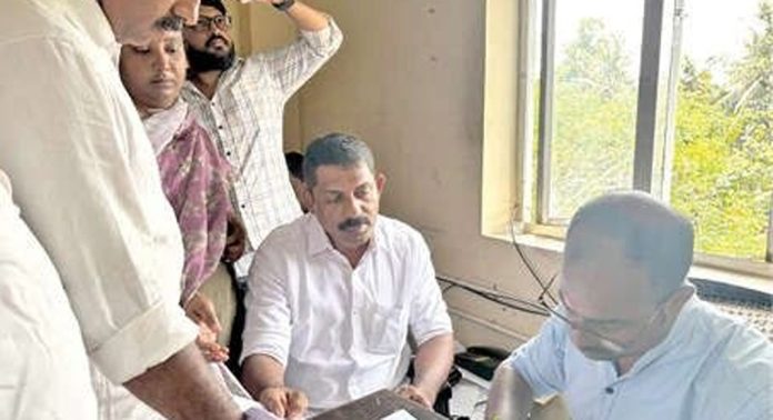 ശുദ്ധജലവിതരണം മുടങ്ങുന്നു ; കോൺഗ്രസ് പ്രവർത്തകർ എടത്വാ ജല അതോറിറ്റി ഓഫീസ് ഉപരോധിച്ചു ശുദ്ധജലവിതരണം മുടങ്ങുന്നു ; കോൺഗ്രസ് പ്രവർത്തകർ എടത്വാ ജല അതോറിറ്റി ഓഫീസ് ഉപരോധിച്ചു