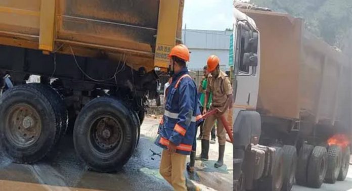 പത്തനംതിട്ട മൈലപ്രയില് ട്രെയിലറിന്റെ ടയര് വലിയ ശബ്ദത്തോടെ പൊട്ടിത്തെറിച്ചു പത്തനംതിട്ട മൈലപ്രയില് ട്രെയിലറിന്റെ ടയര് വലിയ ശബ്ദത്തോടെ പൊട്ടിത്തെറിച്ചു