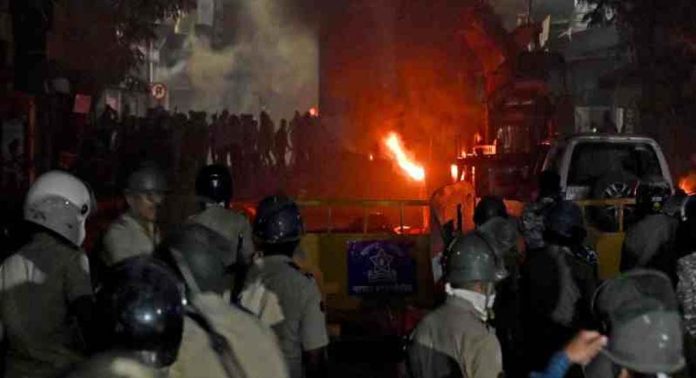 നാഗ്പൂർ വർഗീയ സംഘർഷത്തിൽ മുഖ്യ സൂത്രധാരനടക്കം അഞ്ചു പേർക്കെതിരെ രാജ്യദ്രോഹ കുറ്റം ചുമത്തി നാഗ്പൂർ വർഗീയ സംഘർഷത്തിൽ മുഖ്യ സൂത്രധാരനടക്കം അഞ്ചു പേർക്കെതിരെ രാജ്യദ്രോഹ കുറ്റം ചുമത്തി