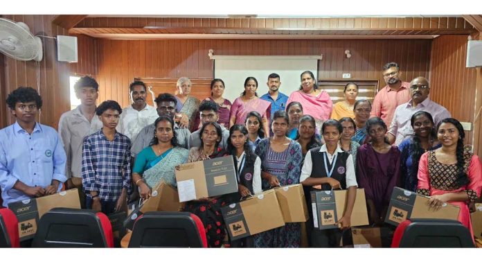 കലഞ്ഞൂര് ഗ്രാമപഞ്ചായത്തിൽ വിദ്യാര്ഥികള്ക്ക് ലാപ്ടോപ് വിതരണം ചെയ്തു കലഞ്ഞൂര് ഗ്രാമപഞ്ചായത്തിൽ വിദ്യാര്ഥികള്ക്ക് ലാപ്ടോപ് വിതരണം ചെയ്തു