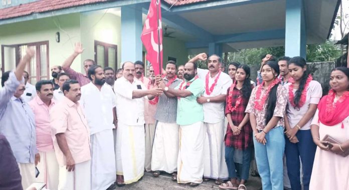 കോന്നിയിൽ 15 ൽ അധികം സിപിഎം കുടുംബങ്ങൾ സിപിഐയിൽ ചേർന്നു കോന്നിയിൽ 15 ൽ അധികം സിപിഎം കുടുംബങ്ങൾ സിപിഐയിൽ ചേർന്നു